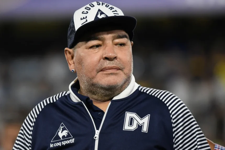 Caso Maradona: ídolo teve morte súbita e suspeita de Covid, diz perito