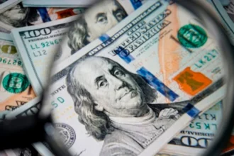 Dólar fica estável com queda do petróleo e apesar de alta dos juros nos EUA