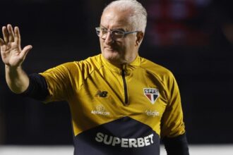 Dorival Júnior durante entrevista coletiva