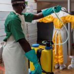 Enfermeiro do centro de tratamento de Ebola de Kitatumba na República Democrática do Congo
