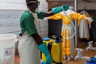 Enfermeiro do centro de tratamento de Ebola de Kitatumba na República Democrática do Congo