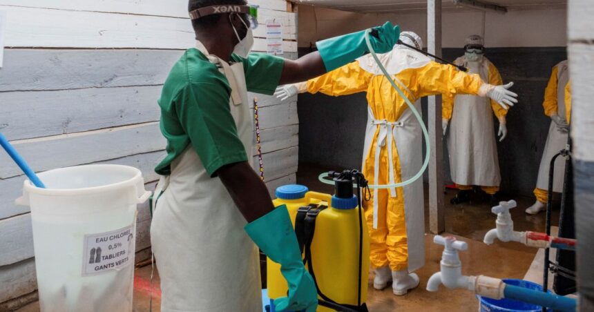 Enfermeiro do centro de tratamento de Ebola de Kitatumba na República Democrática do Congo