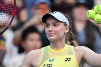 Elena Rybakina em quadra no US Open