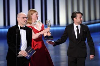 Vencedores recebem estatuetas no palco do Emmy Awards