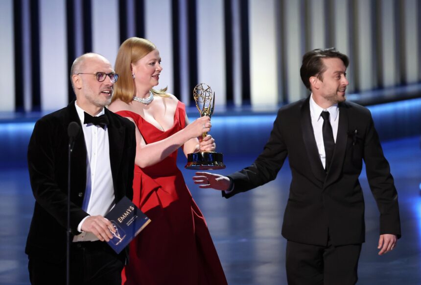 Vencedores recebem estatuetas no palco do Emmy Awards