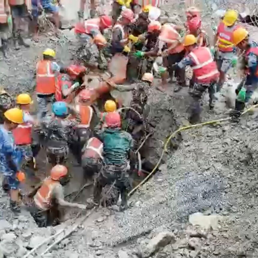 Área atingida por enchentes no Nepal