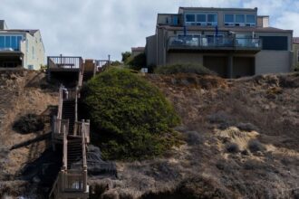 Pequenas ondas batem contra penhasco de arenito em Encinitas, na Califórnia