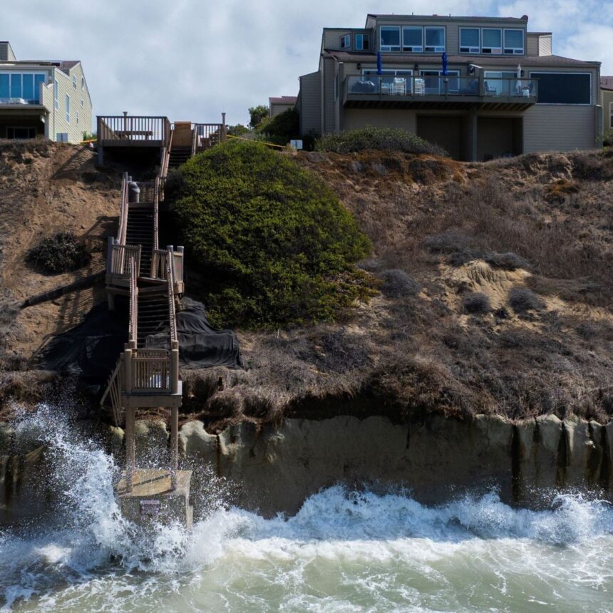Pequenas ondas batem contra penhasco de arenito em Encinitas, na Califórnia