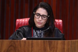 Ministra Estela Aranha durante sessão no Tribunal Superior Eleitoral