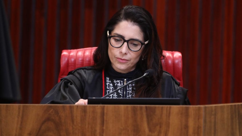 Ministra Estela Aranha durante sessão no Tribunal Superior Eleitoral