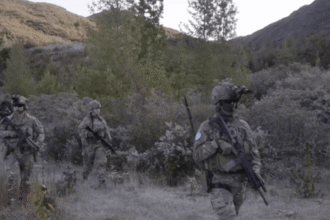 Membros das forças armadas em treinamento militar na Groenlândia.