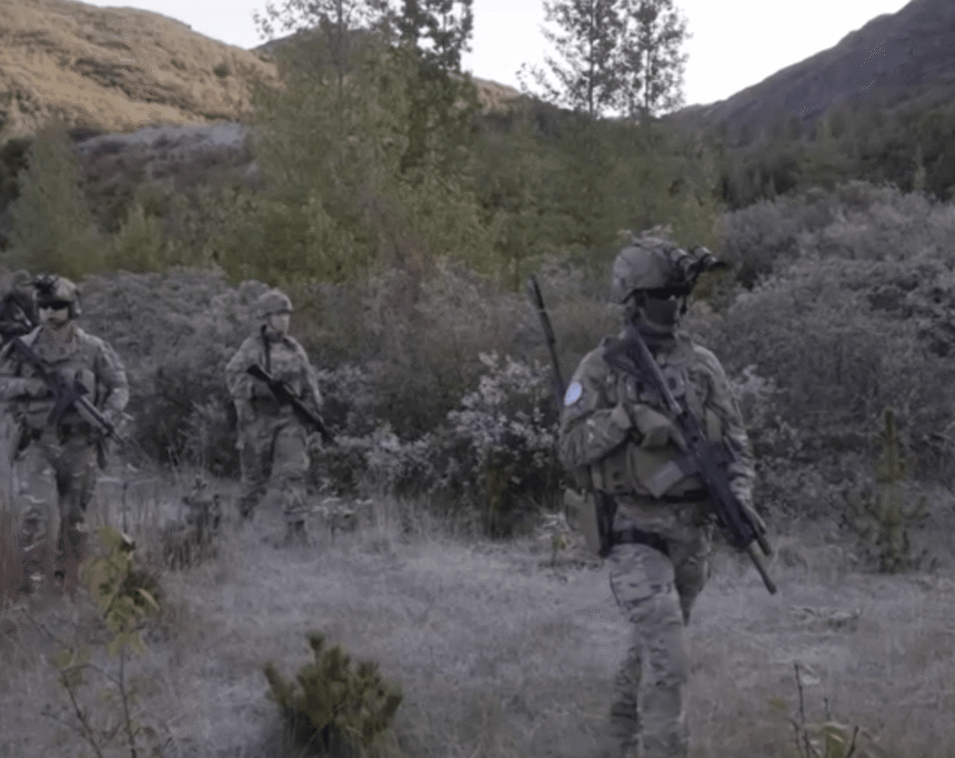 Membros das forças armadas em treinamento militar na Groenlândia.