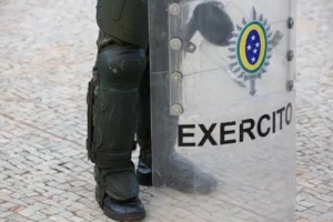 Na Colômbia, coronel descobre que móveis de casa foram furtados no Brasil
