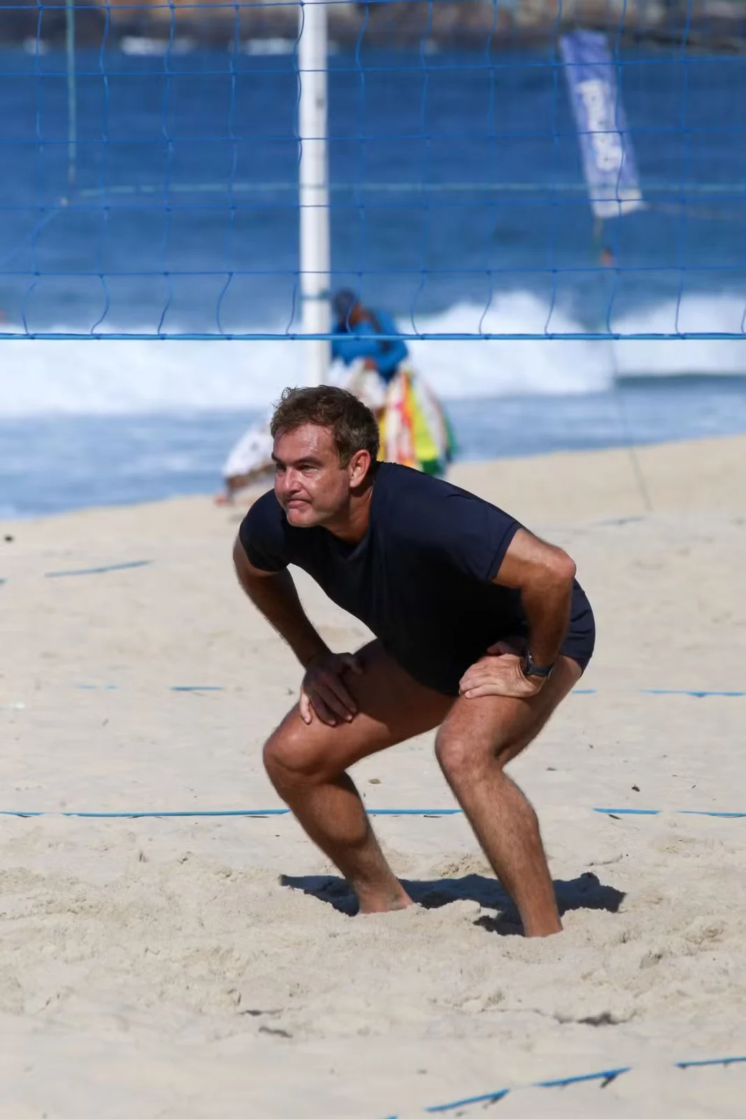 Thierry Figueira aproveita o dia de sol na Praia do Leblon, no Rio de Janeiro