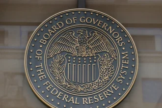 Fed aumenta taxa de juros nos EUA, em decisão que não ocorria desde 2023