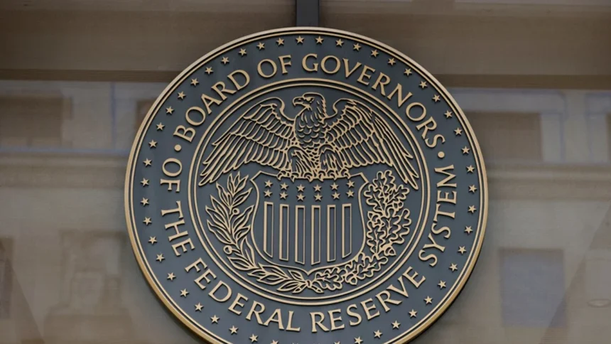 Fed aumenta taxa de juros nos EUA, em decisão que não ocorria desde 2023