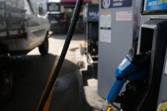 Greve de caminhoneiros causa desabastecimento de combustível em postos de gasolina da cidade de Teresópolis, na região serrana do Rio de Janeiro.