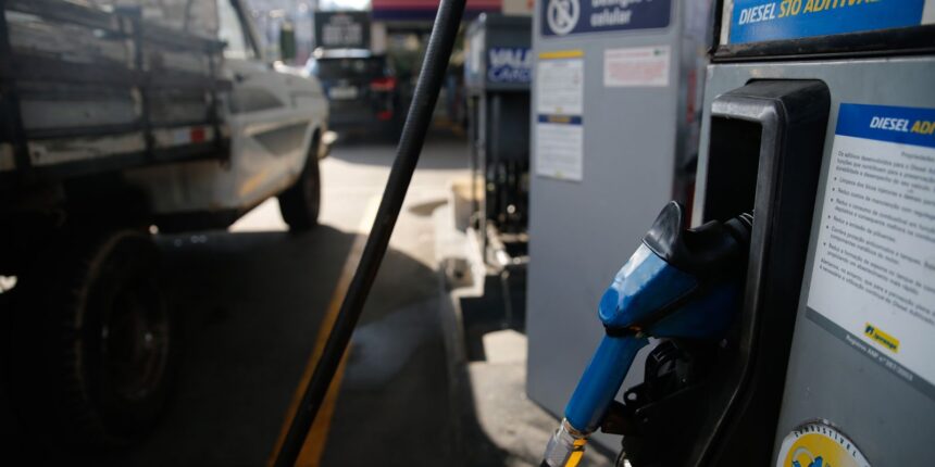 Greve de caminhoneiros causa desabastecimento de combustível em postos de gasolina da cidade de Teresópolis, na região serrana do Rio de Janeiro.