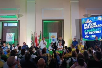 Flávio Bolsonaro participa de evento de campanha