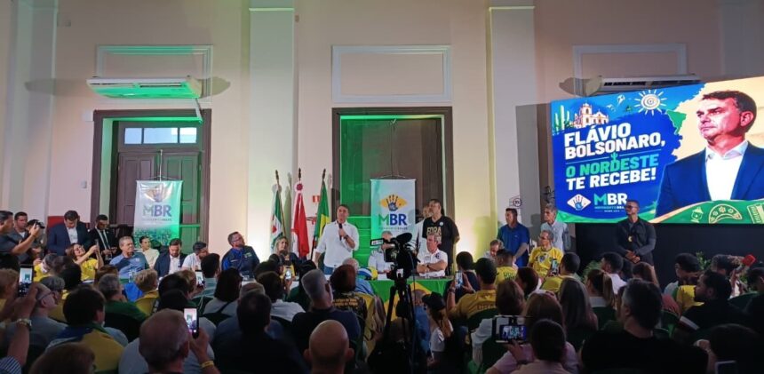 Flávio Bolsonaro participa de evento de campanha