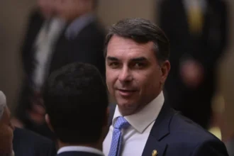 Flávio Bolsonaro discursa durante ato público