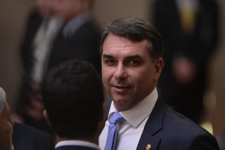 Flávio Bolsonaro discursa durante ato público