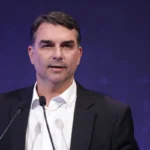 Flávio Bolsonaro viajou em jatinho ligado a Vorcaro e investigado