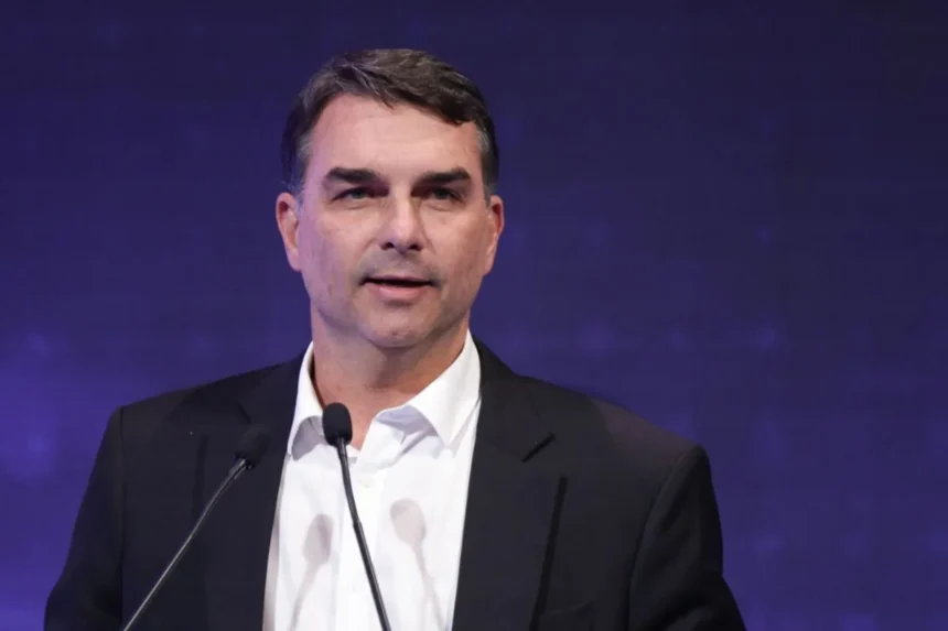 Flávio Bolsonaro viajou em jatinho ligado a Vorcaro e investigado
