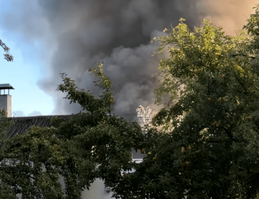 Coluna de fumaça subindo de área industrial após queda de destroços de drone em Kiev