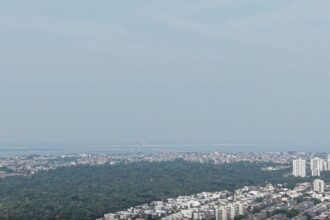 Fumaça intensa encobre prédios e ruas em Manaus