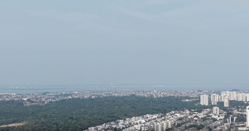 Fumaça intensa encobre prédios e ruas em Manaus