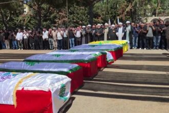 Velório coletivo de vítimas dos ataques em Kfar Rumman, no Líbano