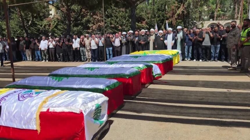 Velório coletivo de vítimas dos ataques em Kfar Rumman, no Líbano