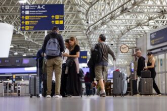 Passageiros circulam pelo Aeroporto Internacional do Galeão, no Rio de Janeiro