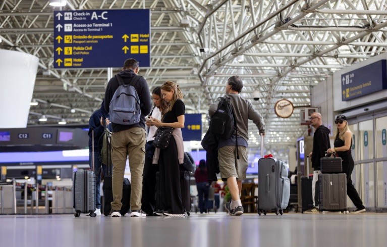 Passageiros circulam pelo Aeroporto Internacional do Galeão, no Rio de Janeiro