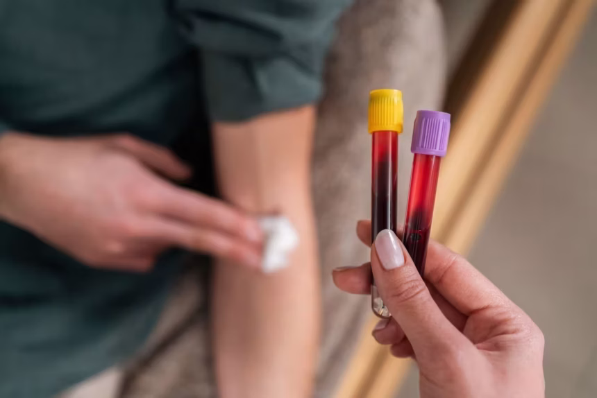 Exames de sangue analisam enzimas AST e ALT associadas ao câncer colorretal precoce