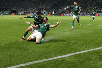 Agustín Giay comemora o gol que marcou para o Palmeiras contra a LDU, seu primeiro pelo clube