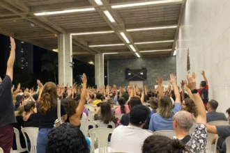 Professores de escolas particulares de BH entram em greve