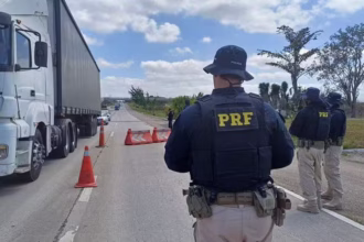 Viaturas e policiais federais da PRF em fiscalização de trânsito em rodovia federal.