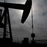 Bomba perto de reserva de petróleo bruto no campo de petróleo da Bacia do Permiano, perto de Midland, Texas, EUA, em 18 de fevereiro de 2025