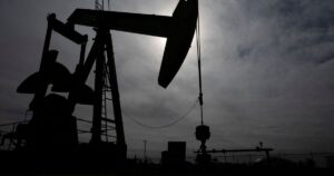 Bomba perto de reserva de petróleo bruto no campo de petróleo da Bacia do Permiano, perto de Midland, Texas, EUA, em 18 de fevereiro de 2025