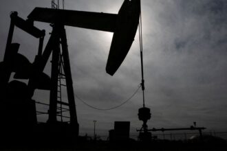 Bomba perto de reserva de petróleo bruto no campo de petróleo da Bacia do Permiano, perto de Midland, Texas, EUA, em 18 de fevereiro de 2025