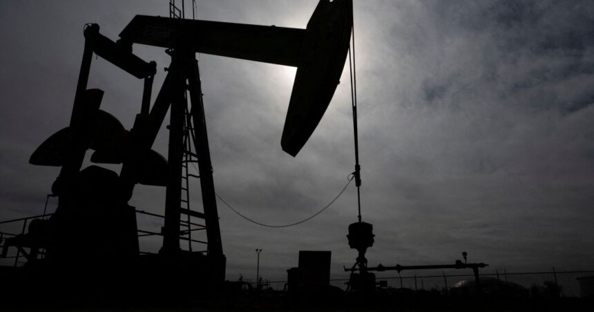 Bomba perto de reserva de petróleo bruto no campo de petróleo da Bacia do Permiano, perto de Midland, Texas, EUA, em 18 de fevereiro de 2025