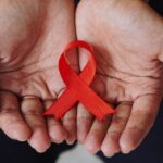 Símbolo vermelho que representa a luta contra o HIV.