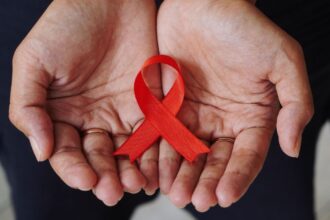 Símbolo vermelho que representa a luta contra o HIV.