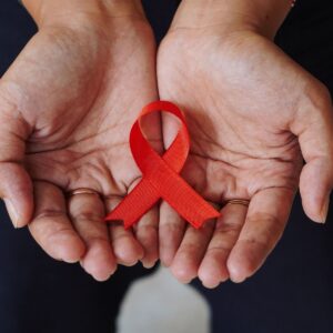 Frasco de medicamento antirretroviral e seringa