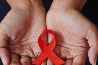 Frasco de medicamento antirretroviral e seringa