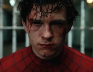 Ator Tom Holland interpretando o Homem-Aranha em cena de filme.