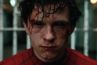 Ator Tom Holland interpretando o Homem-Aranha em cena de filme.