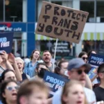 Pessoas se reúnem na Union Square após a Suprema Corte dos EUA confirmar uma lei do Tennessee que proíbe certos tipos de atendimento médico para jovens transgêneros na cidade de Nova York, EUA, em 18 de junho de 2025